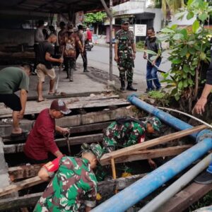 Sinergi TNI-Polri Bersihkan Kali Punia Mataram