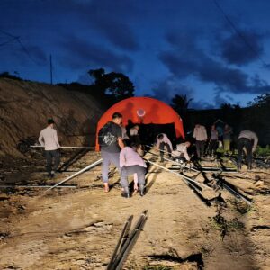 Brimob Polda NTB Dirikan Tenda Darurat, Warga Jerowaru Terdampak Banjir Terbantu