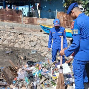 Peduli Lingkungan Pesisir, Polairud Polda NTB Bersama TNI AL dan Instansi Terkait Bersihkan Pantai Pelabuhan Sape