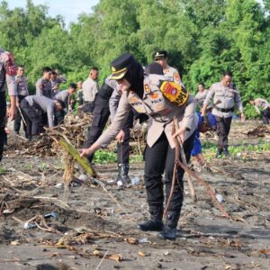 100 Personel Gabungan Polri Laksanakan Gotong Royong Gerakan Indonesia Asri di Pantai Saliper Ate