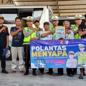 Polantas Menyapa: Polres Lombok Barat Edukasi Driver Travel di Meninting