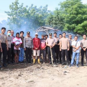 Tindak Lanjuti Instruksi Presiden RI, Personel Polres Bima Kerja Bakti Bersihkan Pantai Kalaki