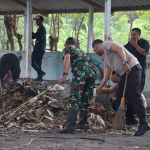 Polres Lombok Utara Gelar Aksi Bersih Pantai Kerakas, Dukung Arahan Presiden soal Penanganan Sampah