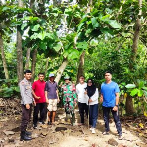 Bhabinkamtibmas Lalar Liang Dampingi Pengecekan Pohon di Kawasan Hutan Desa Bersama Dinas Kehutanan