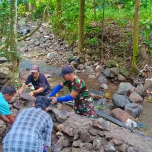 Kebersamaan Warga Perkuat Talud Jembatan Ranjok Timur