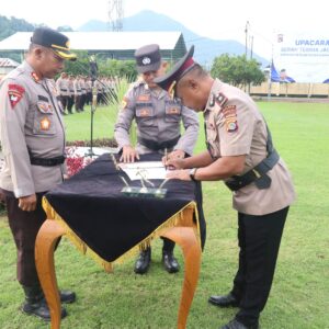 Kapolres Sumbawa Barat Pimpin Upacara Serah Terima Jabatan Kapolsek Seteluk
