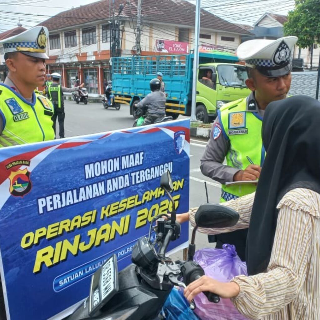 Satlantas Polres Lobar Edukasi Pengendara di Simpang Kediri