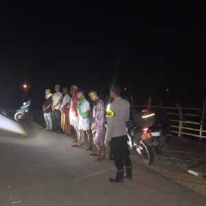 Bhabinkamtibmas Ajak Warga Labuhan Kertasari Aktifkan Kembali Siskamling di Kawasan Wisata