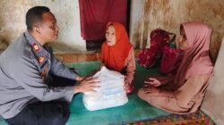 Kapolsek Jonggat Patroli Dialogis dan Salurkan Sembako kepada Warga Jompo di Desa Jelantik