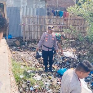 Dukung Program Presiden RI “Indonesia Asri”Polsek Bolo Bersama TNI dan Masyarakat Bersihkan Sampah Pantai di Desa Nggembe