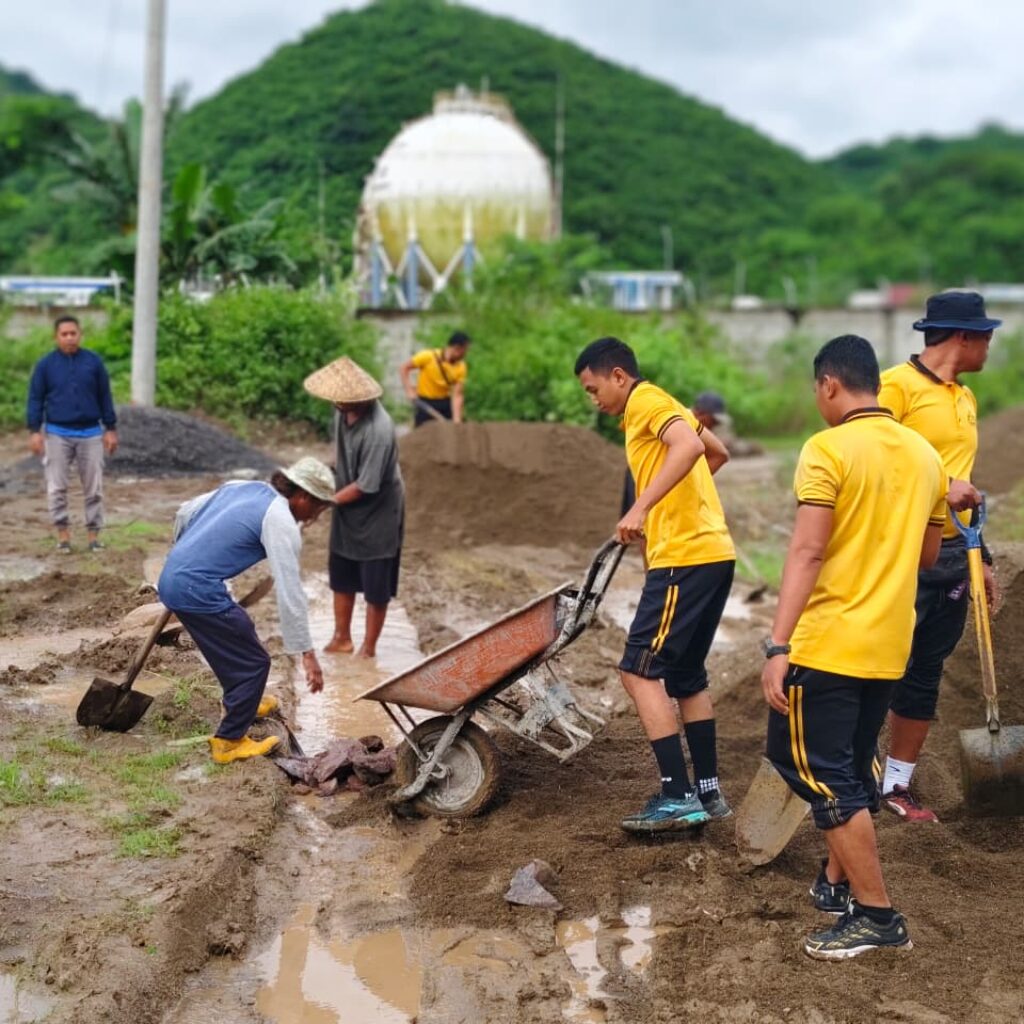 Ditpolairud Polda NTB Gotong Royong Perbaiki Jalan Bersama Masyarakat Sekotong