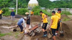 Ditpolairud Polda NTB Gotong Royong Perbaiki Jalan Bersama Masyarakat Sekotong