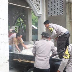 Polres Sumbawa Barat Gelar Jum’at Berkah, Salurkan Bantuan Semen ke Masjid Nurul Gufron