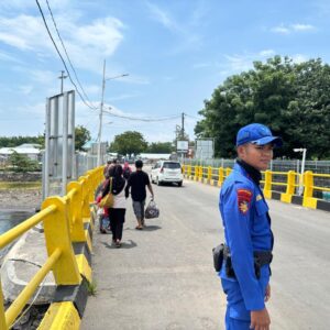 Kapal Polisi XXI-1002 Amankan Aktivitas Bongkar Muat Penumpang di Pelabuhan Khayangan Jelang Libur Imlek 2026