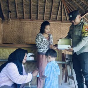 Bhabinkamtibmas Desa Sekongkang Bawah Dampingi Penyaluran Makanan Bergizi Gratis untuk Balita dan Ibu hamil