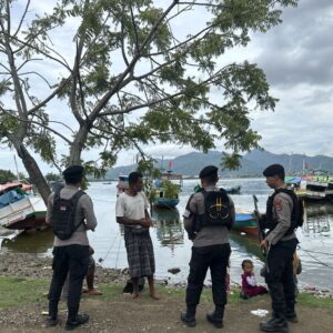 ‎ Sat Samapta Polres Bima Kota Laksanakan Patroli Dialogis dan Sambang Nelayan di Pantai Lawata dan Amahami