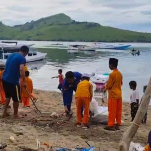 Kapal Polisi XXI-1001 Gelar Bersih Pantai Bersama Pelajar di Gili Tapan Sumbawa