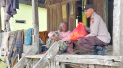 Ringankan Beban Sesama dan Meraih Berkah di Bulan Suci Ramadhan, Bhabinkamtibmas Polsek Woha Santuni Lansia