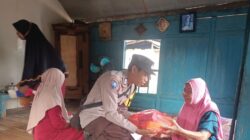 Berbagi di Bulan Penuh Berkah, Bhabinkamtibmas Polsek Woha Salurkan Bantuan Sembako Bagi Lansia di Desa Binaannya