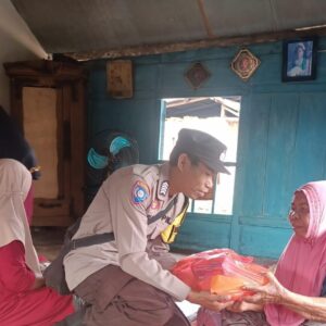Berbagi di Bulan Penuh Berkah, Bhabinkamtibmas Polsek Woha Salurkan Bantuan Sembako Bagi Lansia di Desa Binaannya