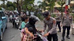 Biddokkes Polda NTB Bagi Takjil untuk Ojol dan Pengendara