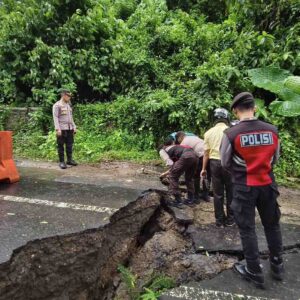 Jalan Utama Buwun Mas Amblas, Polisi Arahkan Jalur Alternatif