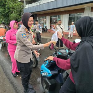 Hadir di Tengah Masyarakat, Kapolres Sumbawa Pimpin Aksi Religi dan Pembagian Takjil di Polsek Alas