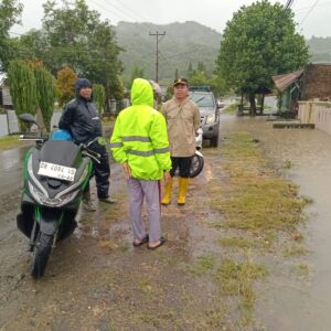 Intensitas Hujan Tinggi, Jajaran Polres Sumbawa Barat Lakukan Monitoring Wilayah Rawan Banjir*