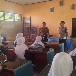 Laksanakan Program “Polisi Peduli Pendidikan”. di SMPN 1 Bolo Polsek Bolo Kenalkan SMA Kemala Bhayangkara dan Pencegahan Bullying serta Narkoba