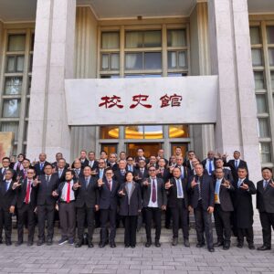 Intip Strategi Energi Terbarukan Tiongkok, Delegasi PKN I Angkatan 69 Dorong 6 Langkah untuk RI   BEIJING — Delegasi Pelatihan Kepemimpinan Nasional (PKN) Tingkat I Angkatan 69, mengkaji strategi penguatan energi terbarukan di Tiongkok. Studi pada 26–30 Oktober 2026 ini menghasilkan enam rekomendasi untuk mempercepat transisi energi di Indonesia, mulai dari penguatan jaringan listrik hingga kepastian investasi.  Dipimpin Kepala Lembaga Administrasi Negara (LAN) RI Muhammad Taufiq, delegasi berdiskusi dengan China National Academy of Governance (CNAG) dan National Energy Administration (NEA), serta mengunjungi pembangkit listrik tenaga surya (PLTS) Yanqing di kawasan Longqingxia, Beijing.  Kepala LAN Muhammad Taufiq menegaskan pentingnya kepemimpinan adaptif dan kolaborasi lintas sektor, dalam menghadapi tantangan transisi energi.  “Pengalaman Tiongkok dalam tata kelola publik, pemanfaatan energi baru terbarukan, teknologi PLTS, serta integrasi jaringan energi menjadi pembelajaran berharga bagi delegasi kami,” ujar Taufiq, Selasa (27/10/2026).  Sementara Ketua Angkatan PKN I/69 I Dewa Nyoman Agung Dharma Wijaya mengatakan, pengembangan energi bersih membutuhkan perencanaan terpadu, kesiapan jaringan, dan teknologi penyimpanan energi.  “Kunjungan ke PLTS Longqingxia memberikan pembelajaran tentang tata kelola pembangkit energi bersih. Kami juga mendalami pengembangan sistem kelistrikan Tiongkok yang mengandalkan energi surya dan angin, didukung penguatan jaringan serta penyimpanan energi,” jelasnya.  Menurutnya, pembelajaran tersebut relevan dengan RUPTL PLN 2025–2034 yang menargetkan tambahan kapasitas pembangkit dan penyimpanan energi sebesar 69,5 gigawatt (GW). Dari jumlah tersebut, 42,6 GW dialokasikan untuk energi baru terbarukan (EBT), termasuk 17,1 GW tenaga surya.  Sekretaris Angkatan PKN I/69, Mohammad Averrouce, menekankan pentingnya kepastian investasi, pengembangan industri nasional, dan peningkatan kompetensi tenaga kerja.  “Kesiapan jaringan transmisi dan kepastian pembiayaan menjadi kunci. Penguatan Tingkat Komponen Dalam Negeri (TKDN) juga perlu berjalan bersama alih teknologi dan pengembangan tenaga kerja agar transisi energi membuka lebih banyak lapangan kerja hijau,” ungkapnya.  Dari studi ke Tiongkok tersebut, delegasi merumuskan enam rekomendasi utama, yakni menyelaraskan pembangunan pembangkit dan jaringan listrik, mempercepat pengembangan sistem penyimpanan energi baterai (BESS), memperkuat kepastian investasi, menyederhanakan koordinasi perizinan dan pemanfaatan lahan, mengembangkan industri nasional, serta memperluas digitalisasi dan pemanfaatan kecerdasan artifisial.  Seluruh rekomendasi akan dituangkan dalam policy brief dan Matriks Adaptasi Kebijakan, sebagai masukan bagi kementerian, lembaga, serta pemerintah daerah.  Hasil studi itu juga diharapkan mempercepat pengembangan energi terbarukan, memperkuat keandalan pasokan listrik, meningkatkan daya saing industri, serta memperluas lapangan kerja hijau di Indonesia.