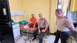 Jenguk Anggota Yang Terluka Saat Pelaksanaan Tugas, Kapolres Bima: Pastikan Penanganan Medis Hingga Sembuh Total