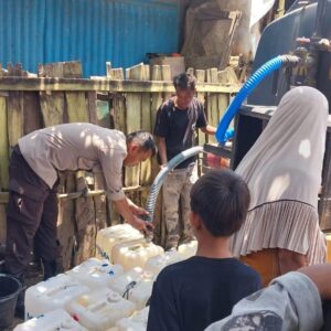 Aksi Kemanusiaan, Warga Desa Runggu Krisis Air, Gerak Cepat Kapolres Bima Salurkan Bantuan Air Bersih 5000 liter